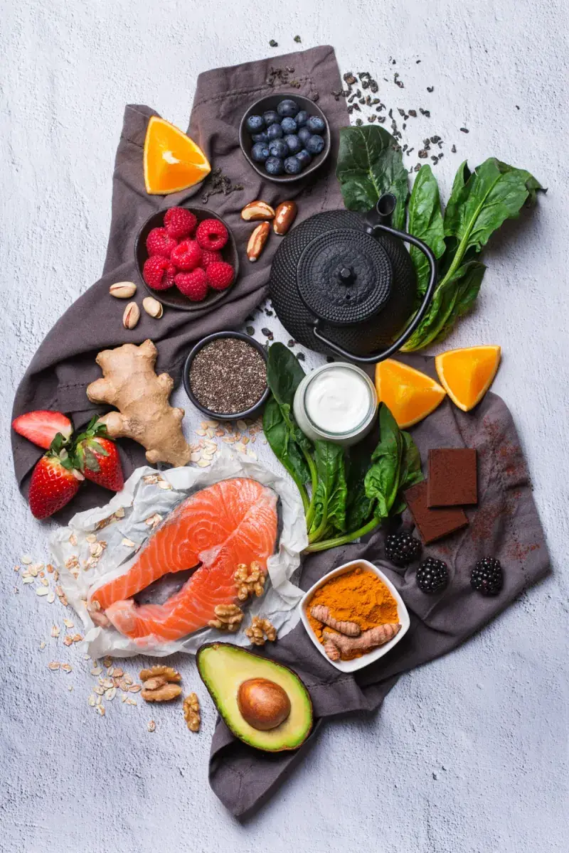 Alimentos frescos: salmón, aguacate, frutos rojos, verduras y frutos secos