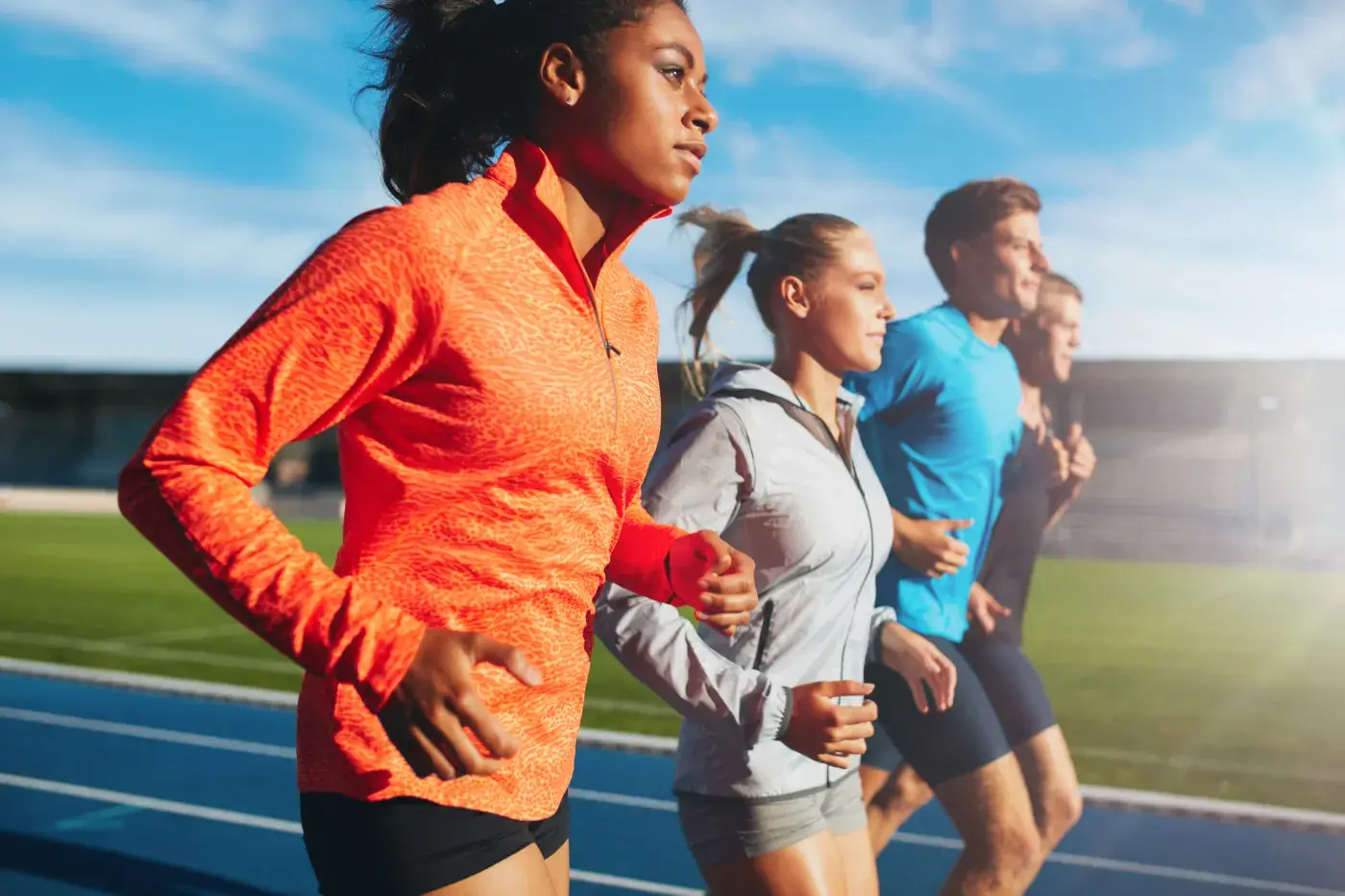 Grupo de corredores entrenando en una pista de atletismo