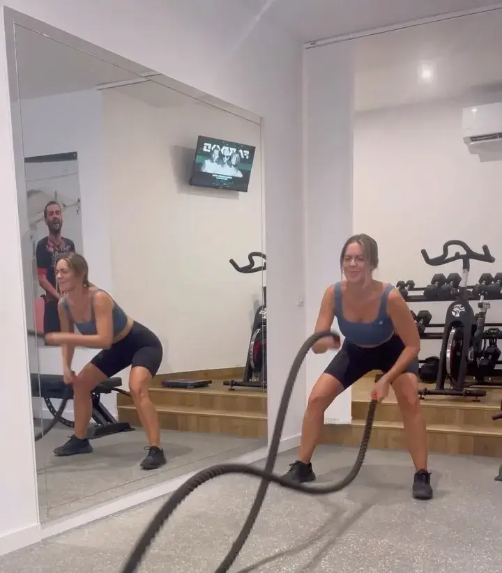 Alumnas entrenando con cuerdas de batida en la sala de +Salud